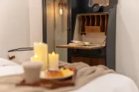 Vintage Vogue: Your Stylish Suite with Wi-Fi, Netflix, and Parking! Hotel di Bullskin Township