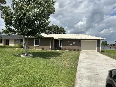 Lake House! Game Room, Fire Pit, Huge Kitchen, Remodeled!