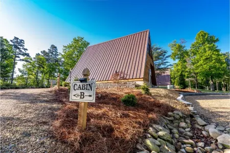 Dream Maker Cabin w/Hot Tub - Sleeps 6