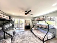 Luxury•PickleBall•Golf•Pool•HotTub•Grill•Arcades•6 TV’s•Playground• .5 Acre - Villas