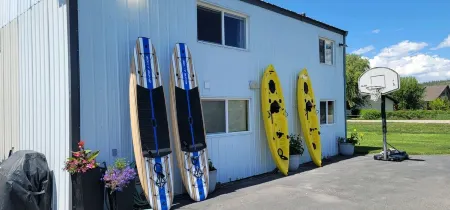 A cozy getaway with lakefront access.