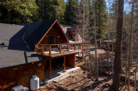 River-View Chalet 5 Minutes to Squaw Valley 10 minutes to Lake Tahoe Отели рядом с достопримечательностью «Squaw Valley Ski Area»