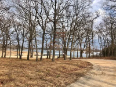 Charming cozy lake cabin, 300 yds from Lake Texoma beach, fishing, boat ramp!