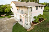 Waterfront home great for family gatherings or weekend getaways! Pet-friendly Weeki Wachee Spring附近的飯店
