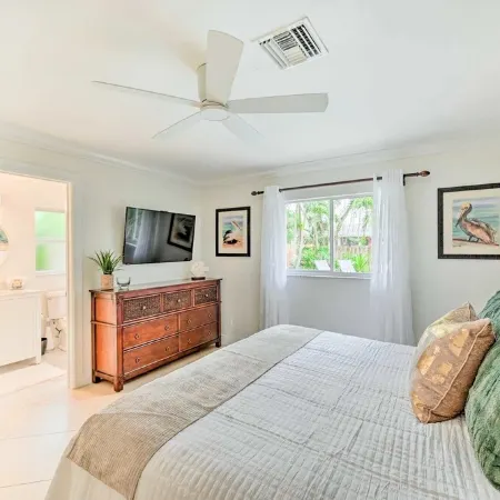Reyo de Sol, a Remodeled Tropical Home with Private Heated Pool, Near Beach!