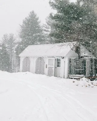 Beautiful country cabin with hot tub and outdoor shower in Londonderry