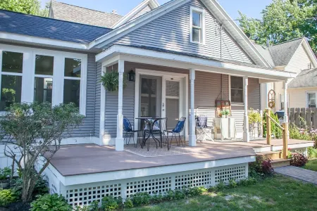 Beautiful Downtown Holland Home next to Kollen Park and Lake Macatawa