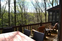 Cozy Mountain Lodge, Pool Table, Back Deck, Fire pit. Pet Friendly!