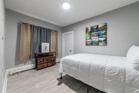 3 bedroom apartment in Cranston, RI Отели в г. Кранстон