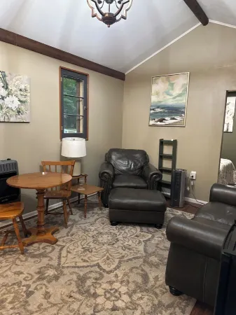 Cozy Little Cabin #4 Отели рядом с достопримечательностью «Парк штата Ньюейго»