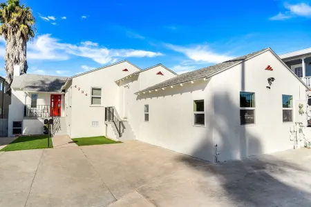 Gorgeous Beach Villa -- Ocean Views + Sleeps 12!