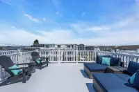 Top Floor Balcony, 2 Blocks to Beach, Park 2 Cars, Linens + Towels included