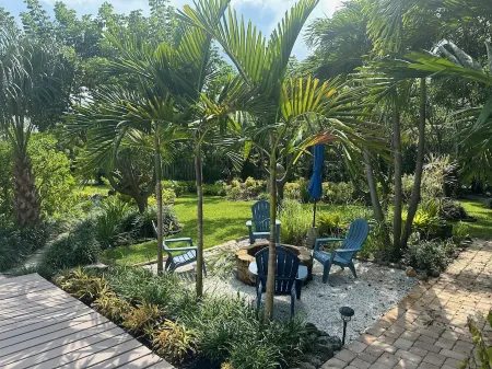 Cozy cottage retreat walking/biking distance to downtown Hobe Sound and Beach