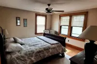 Entire home in quaint neighborhood -walk to restaurants and close to everything!