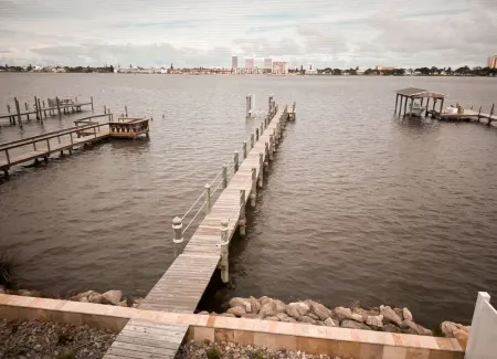 The Blue Chill - on the Intercostal Waterway, features a pool, hot tub & dock! Отели рядом с достопримечательностью «Lavender Fields Day Spa»