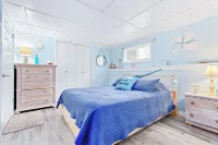 LAKEFRONT RETREAT with private dock, Relax, play & gather with family & friends.