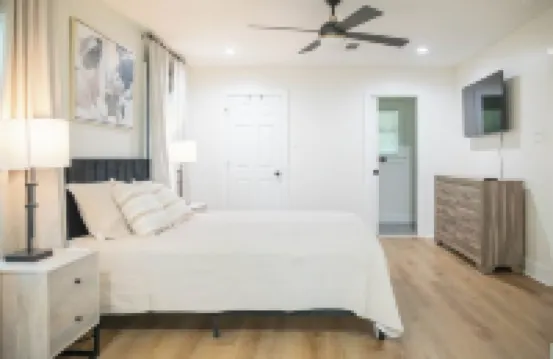 With Golf Cart! 1 Mile Ride to the Beach & Downtown Ocean Springs! Clark Cottage