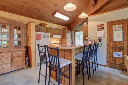 Alaskan Cabin Escape with Hot Tub!