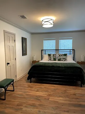 Springhill Bungalow-cozy bungalow located in the Springhill area. Отели рядом с достопримечательностью «Университет Юг Алабама»