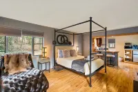 Cozy cottage minutes from downtown Asheville with a countryside feel