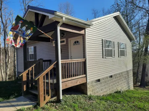 Small house with lake view 5 minutes to I-75 and Renfro Valley. Hotels in Rockcastle County