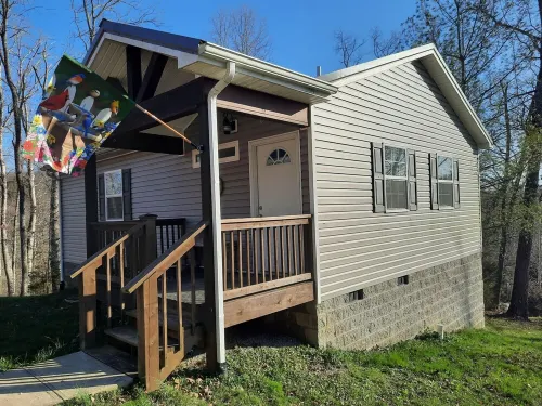 Small house with lake view 5 minutes to I-75 and Renfro Valley.