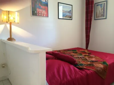 2 ROOMS+CABIN- SWIMMING POOL- TERRACE SOUTH- NICE VIEW ON THE LAKE, WIFI, NEAR GOLF COURSE Hotels near POINT ZERO