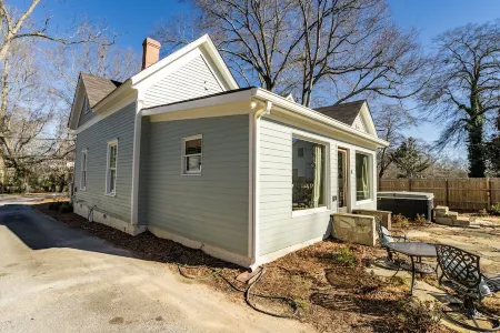 Private Pool & Hot-tub! Walk Downtown; Large Porch; King Beds; Spacious