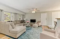 Hampton Home 3 bedroom 2 bath 2 Miles to  beach & Dune rd