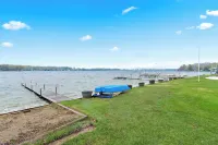 LAKEFRONT RETREAT with private dock, Relax, play & gather with family & friends.