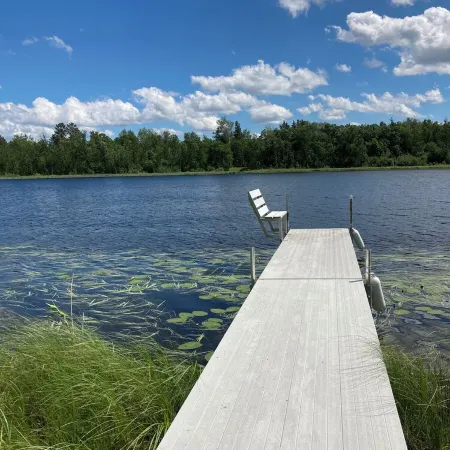 Cozy cabin for 2 on Shipman Lake. Peace and tranquility surround you.