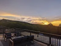 Slopes View! Large Deck/Heated Pool/Hot Tub/Fitness/Sauna/Steam! 2BD/2BA+SofaBed