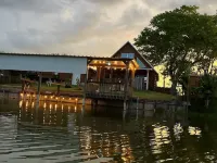 Cabin with Boat Dock Hotels in Okeechobee County