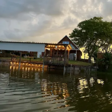 Cabin with Boat Dock Отели в г. Окичоби
