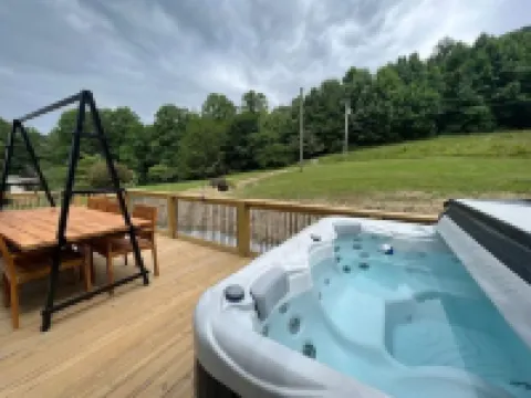 Golden Acres Barn with Hot Tub+Firepit+Game Loft, & Mountain views, creek access