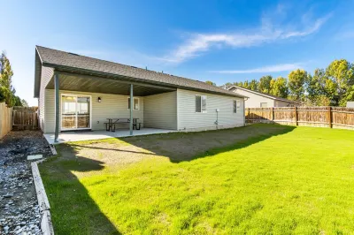 CLEAN 3 BR 2 Bath- QUIET neighborhood