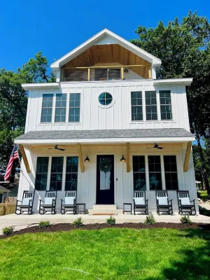 Lakefront Haven: Waterfront Oasis with Dock, Spacious Swim Pier & Pano Lake view Hotels in Delavan