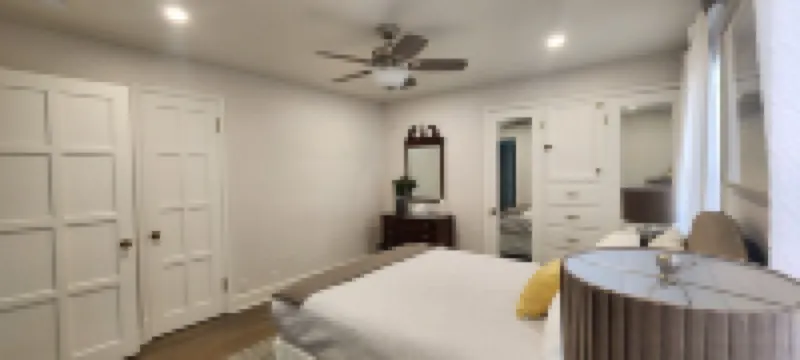 More on Moore, Remodeled Historic Home w/ AC, 4Br/2BA, Washer & Dryer Sleeps 8