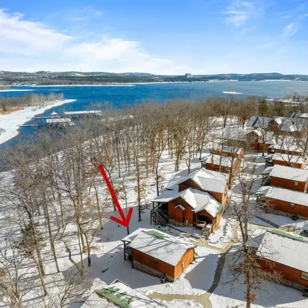 March Sale! Lakefront Cabin directly on Table Rock Lake: w/Pool+Hot Tubs