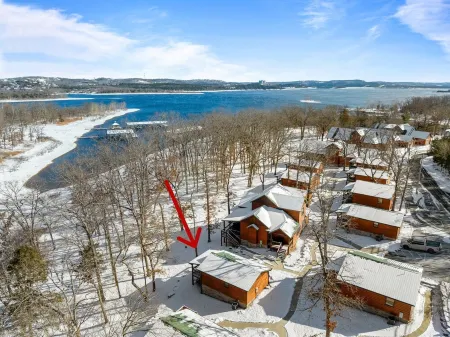 March Sale! Lakefront Cabin directly on Table Rock Lake: w/Pool+Hot Tubs
