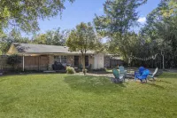 Centrally Located Cute Pet Friendly 3b/2b in Golf Cart District of Ocean Springs