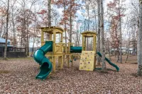 3-Br Luxury Home with Hot Tub & Arcade Games Hotels in Tracy City