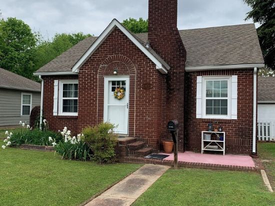 Peaceful home in town. Great location--walk downtown to stores and restaurants.