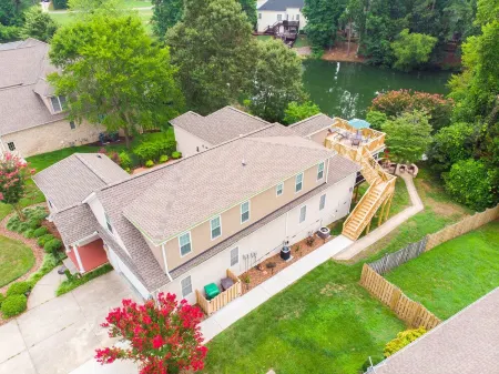 2 Bed/2 Bath with LR, DR, Kitchen, Laundry & Deck. Parties Are Not Allowed. Отели рядом с достопримечательностью «High Point University»