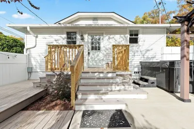 Historic Downtown Wake Forest Bungalow Wake Forest Art & Frame附近的飯店