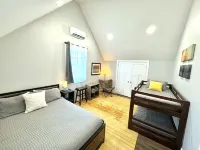 Newly built Luxury 3 bedroom Mountain Chalet in town - Hot tub and Pet Friendly!