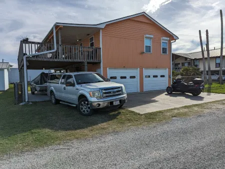 COASTAL CORAL -A few steps to the Beach, Pier, Park & close to all Boat Ramps.