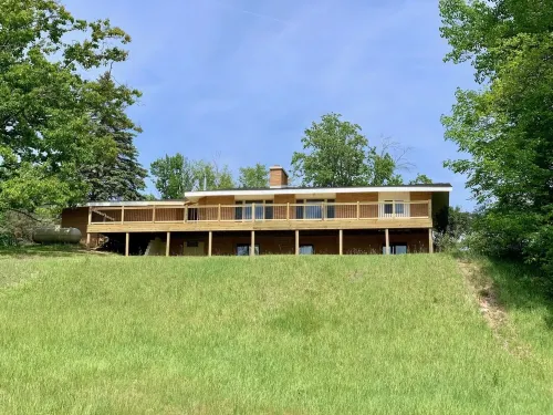 Hilltop House with awesome view of East Stylus Lake