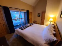 Serene Lakes Cabin w/ view close to Sugar Bowl & Truckee