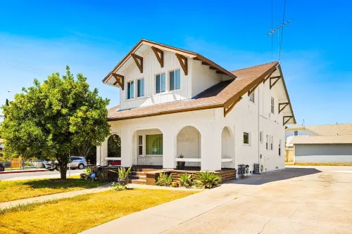 Charming 2-Bedroom Family Home in LA/Great Location with Complimentary Parking!